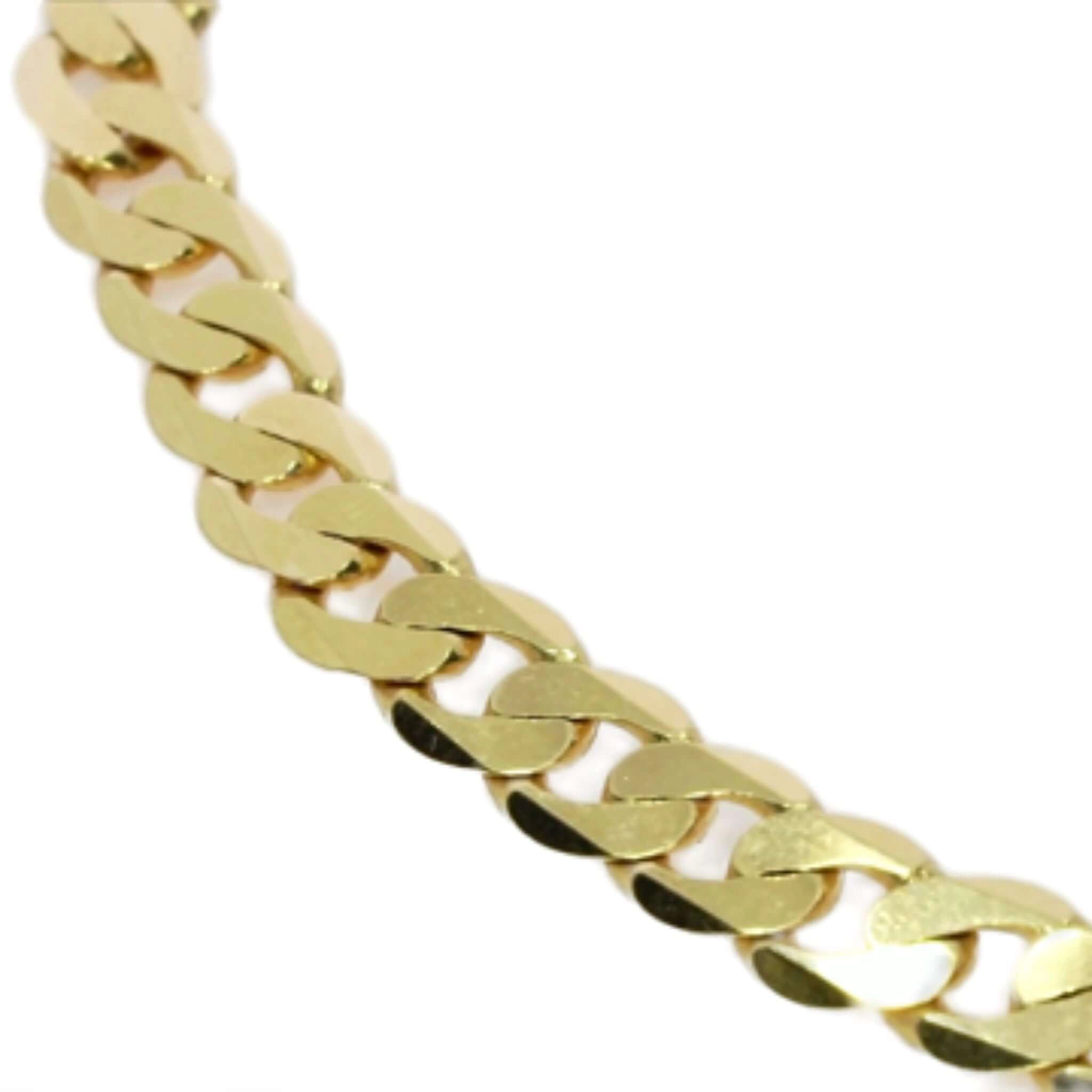 Close-up of a Curb Chain made of solid 18ct yellow gold, showcasing its fine jewellery craftsmanship.