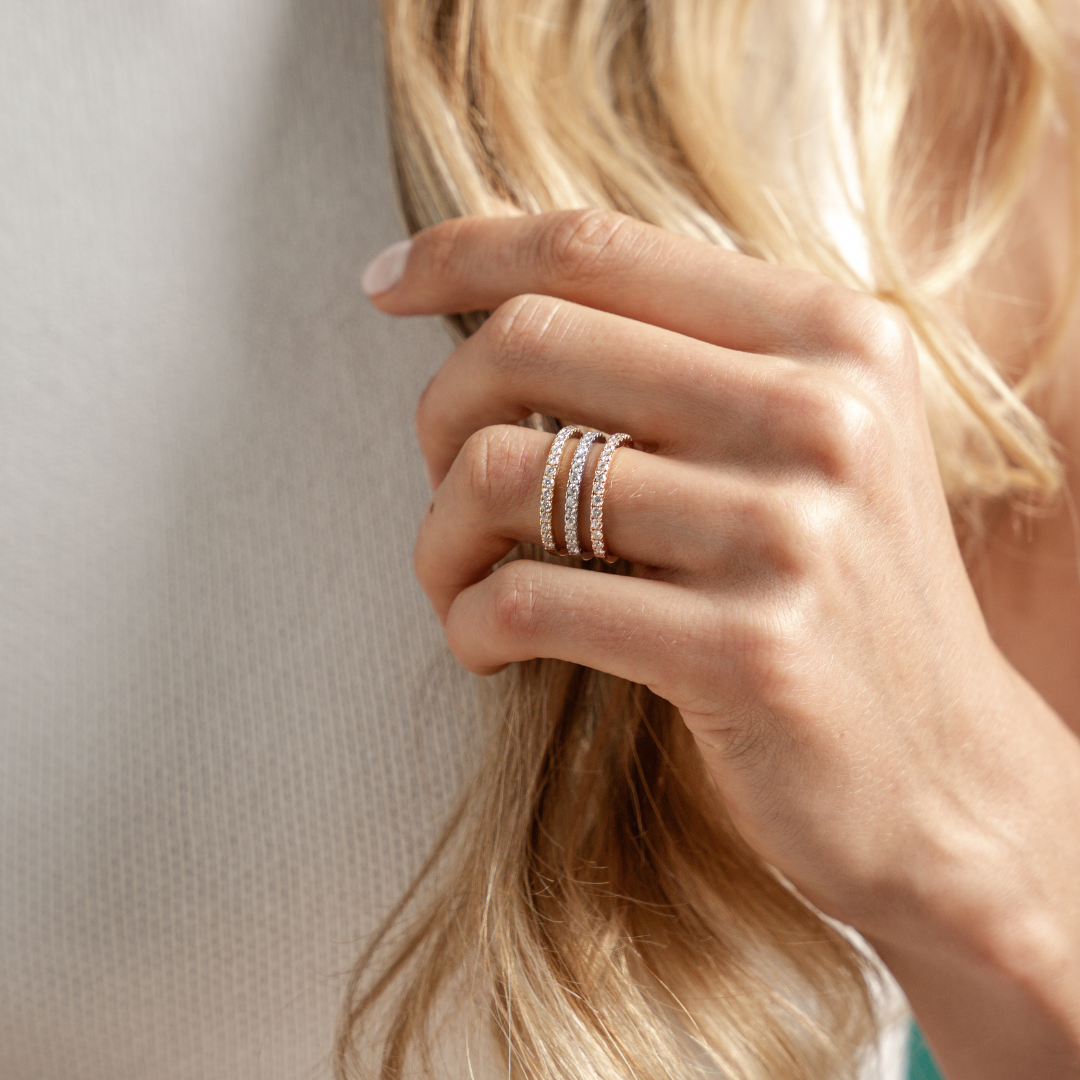 Cool three-color gold ring with 1.04cts round brilliant cut diamonds, set in 18ct gold.