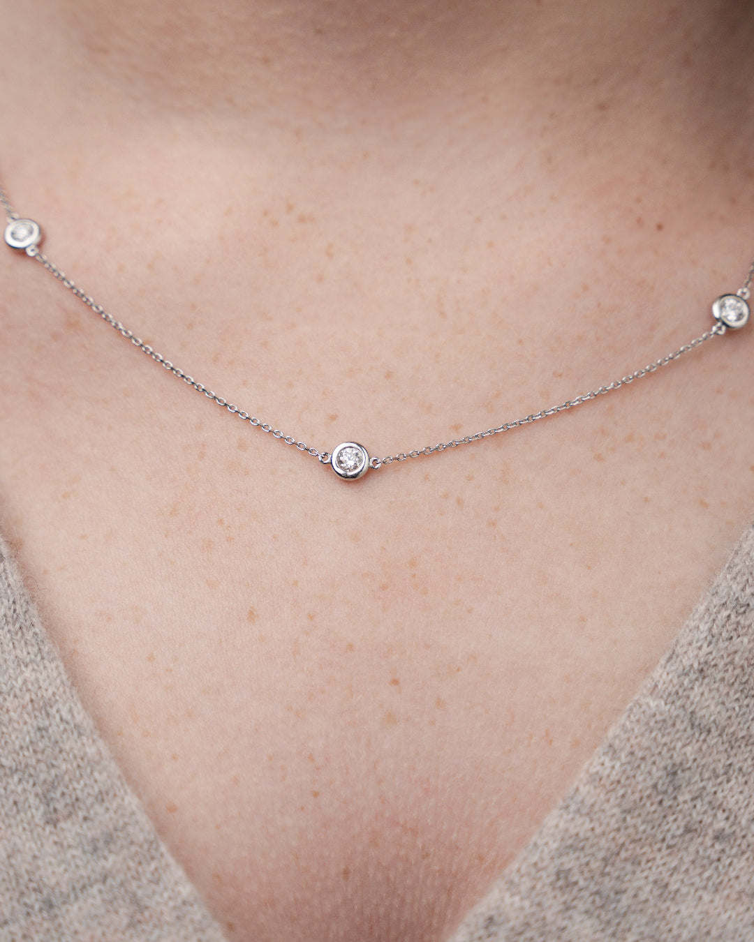 White gold Constellation necklace with five round brilliant cut diamonds 