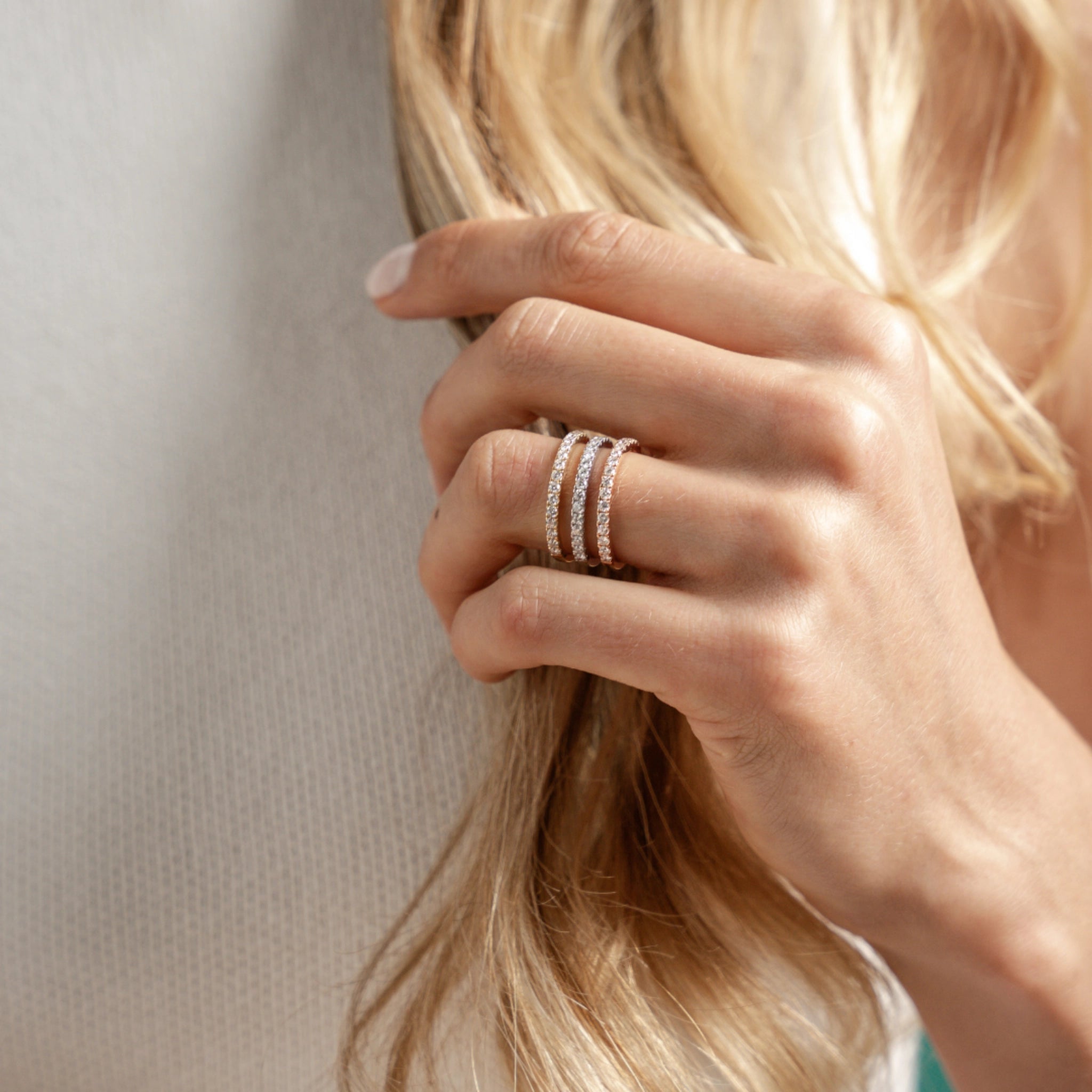 Cool three-color gold ring with 1.04cts round brilliant cut diamonds, set in 18ct gold.
