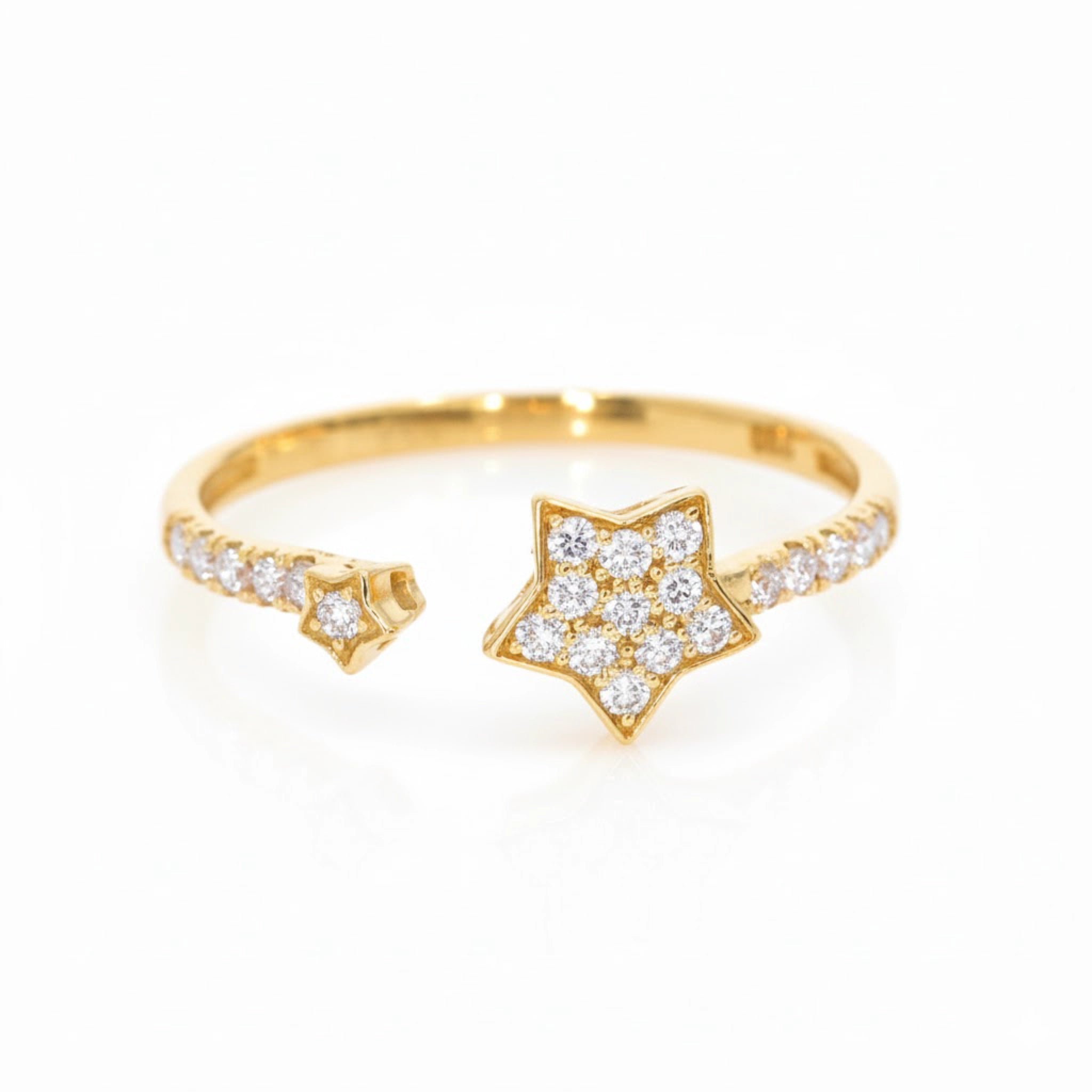 Diamond star ring with a cluster of round brilliant cut diamonds set in 18ct yellow gold.